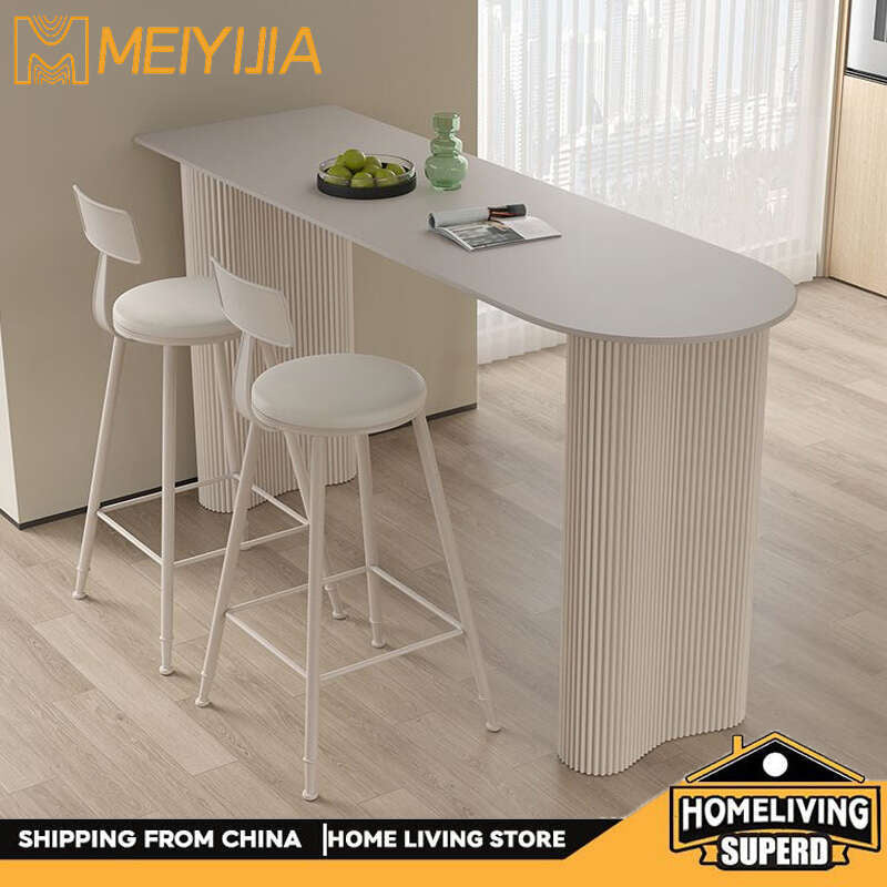 Meja ruang tamu rumah batu, tepi partition dapur, kaunter bar, balkoni dengan dinding separuh bulatan, pencahayaan elegan, meja tinggi